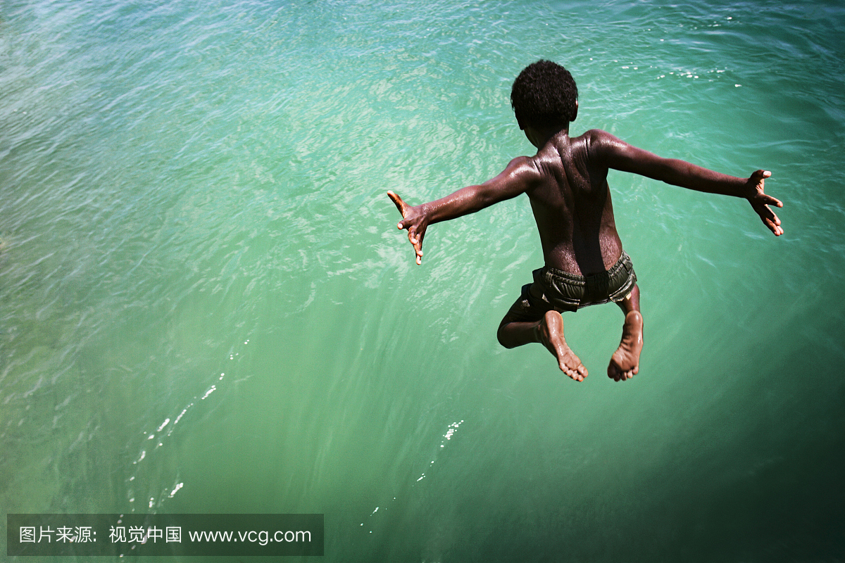 托雷斯海峡岛民男孩跳入大海,Seisia,约克角。