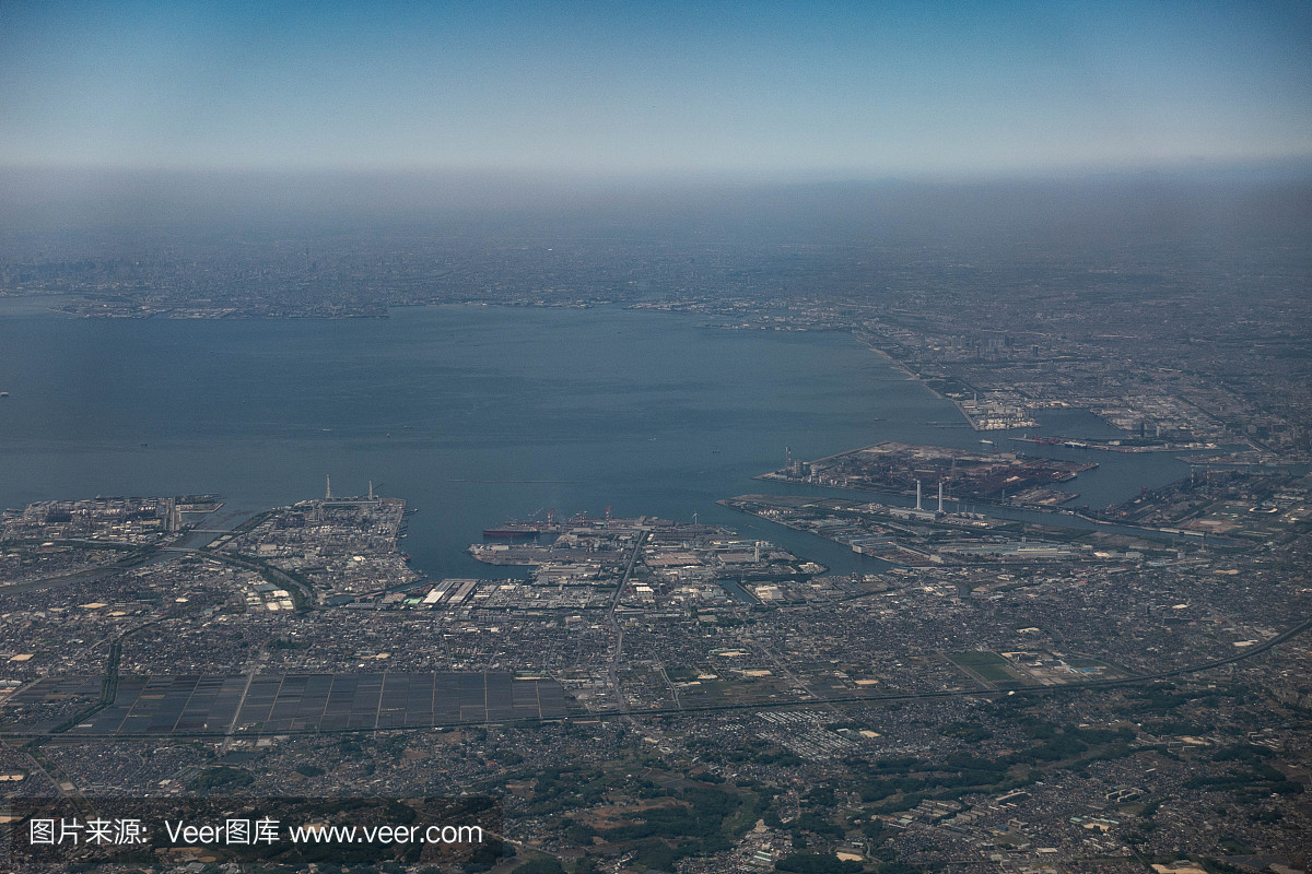 在日本千叶县的东京湾,市原和千叶城市从飞机