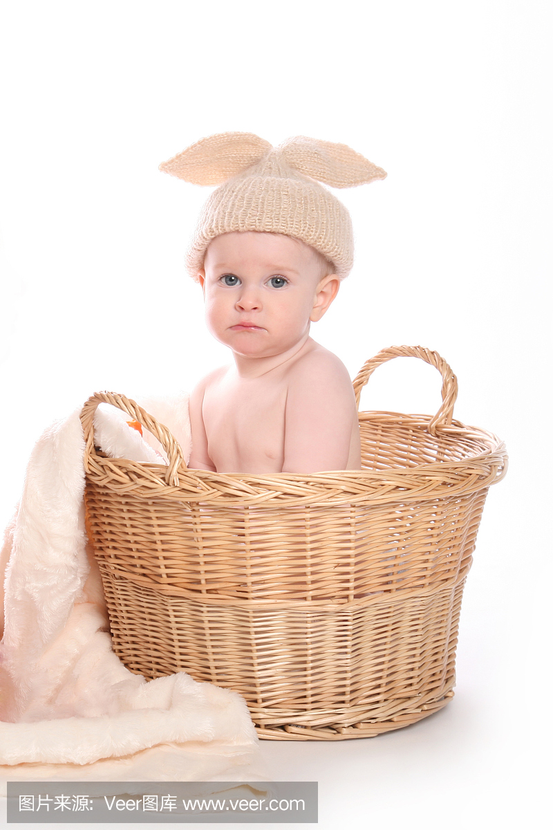 可爱的兔子男孩坐在篮子里悲伤