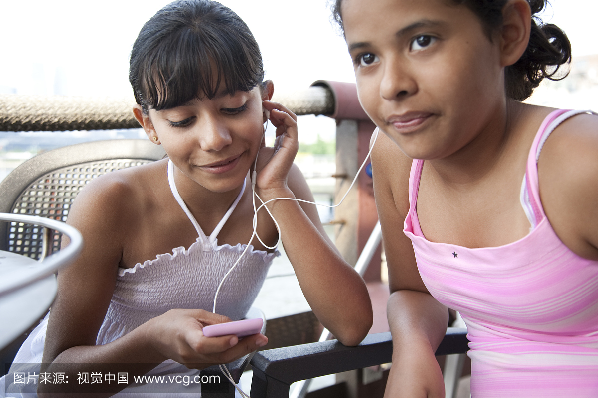 两个女孩分享mp3播放器