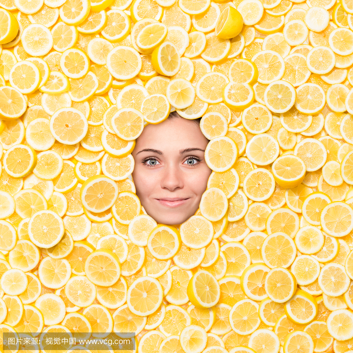 女人的脸围着柠檬片
