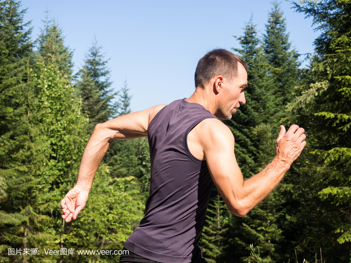在夏天在森林里跑步的高加索人