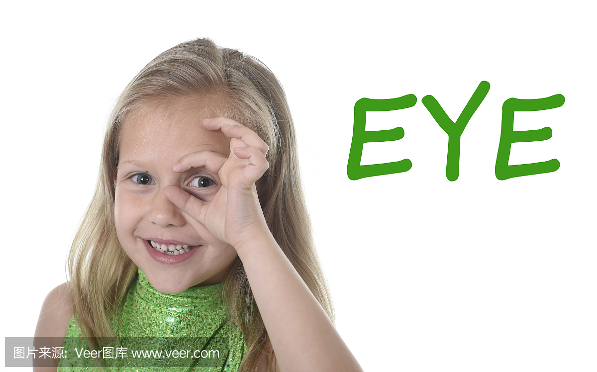 孩子指着眼睛身体部位在学校学习英文单词