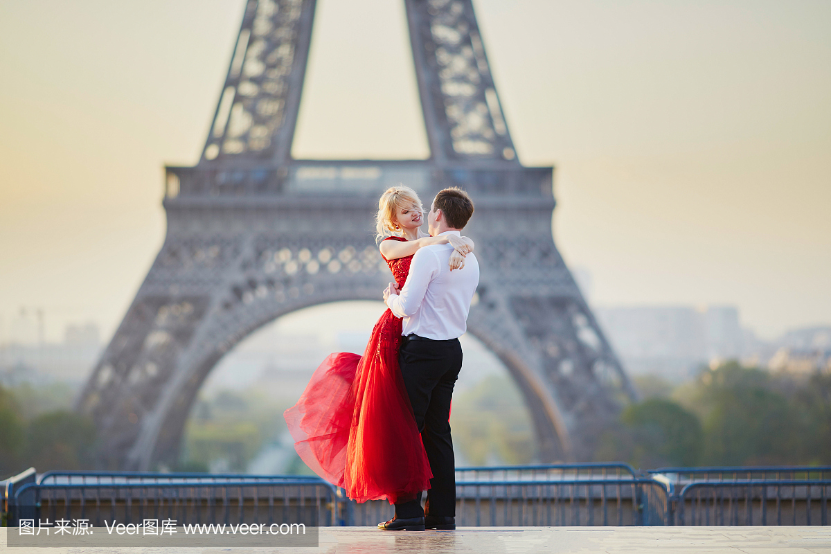 夫妇在法国巴黎的埃菲尔铁塔前面