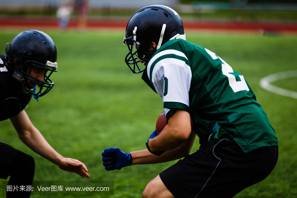 足球运动员在行动中进攻防守