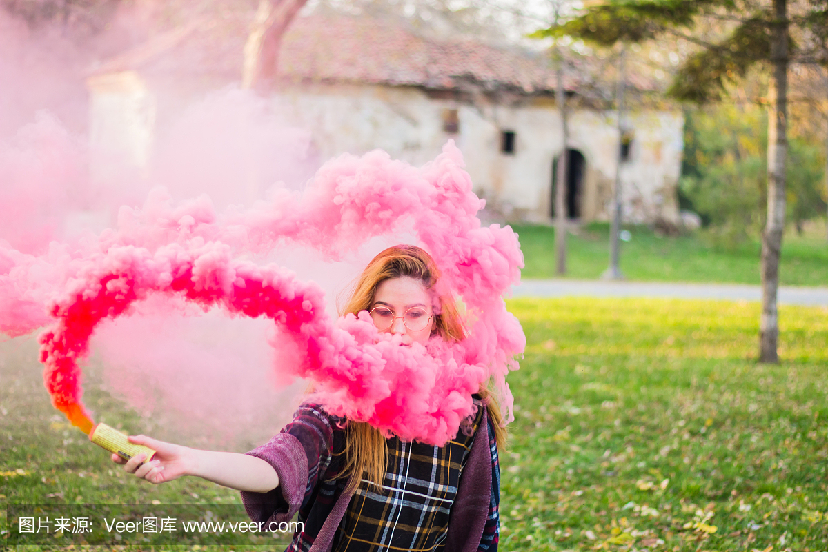 彩色烟雾弹的漂亮女孩。