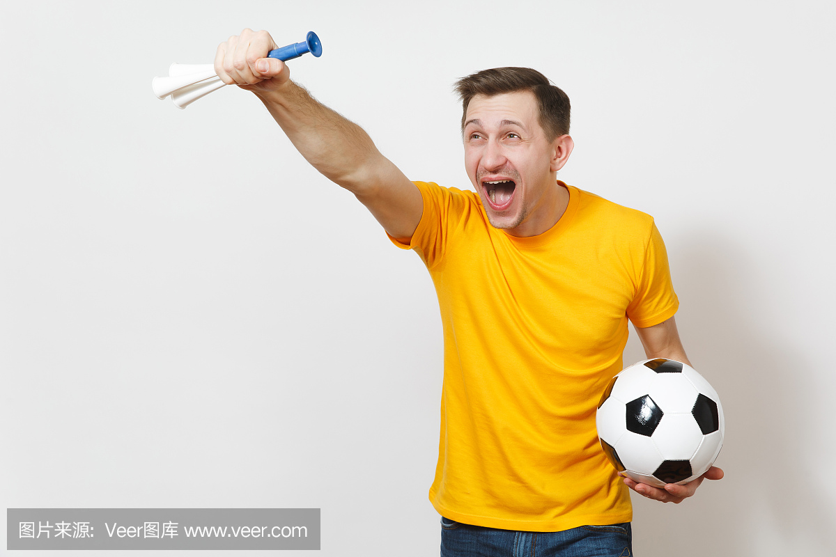 启发年轻乐趣快乐的欧洲人,球迷或黄色制服的