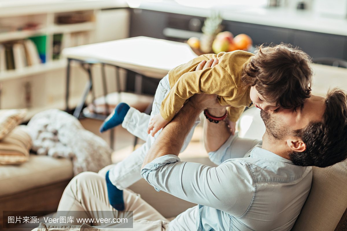 居家男人,没有工作的男人,妻子不会做饭的男人