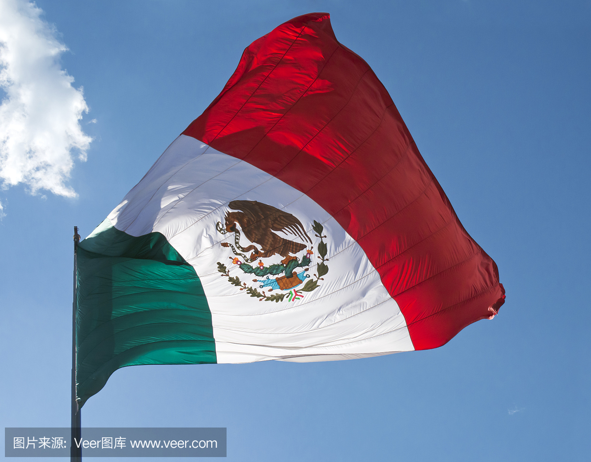 墨西哥国旗与蓝蓝的天空