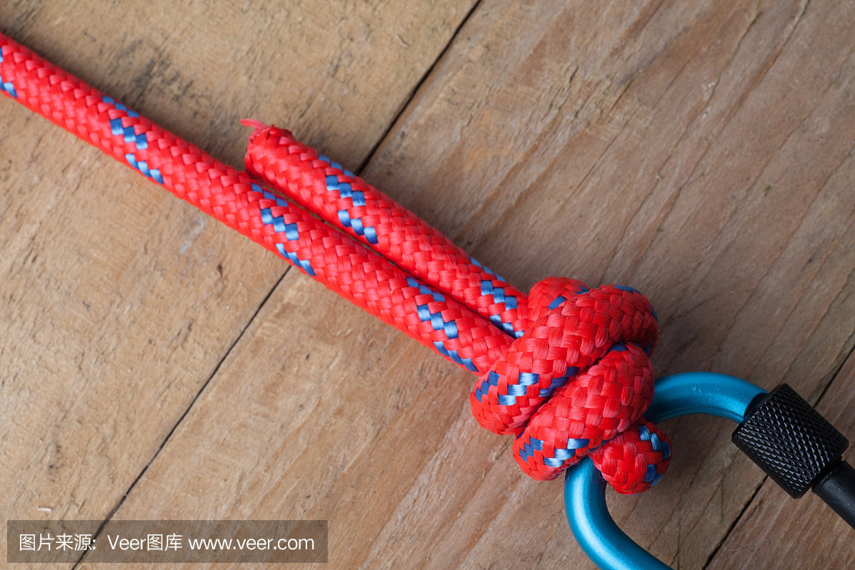 渔人结与登山扣上的红色绳索