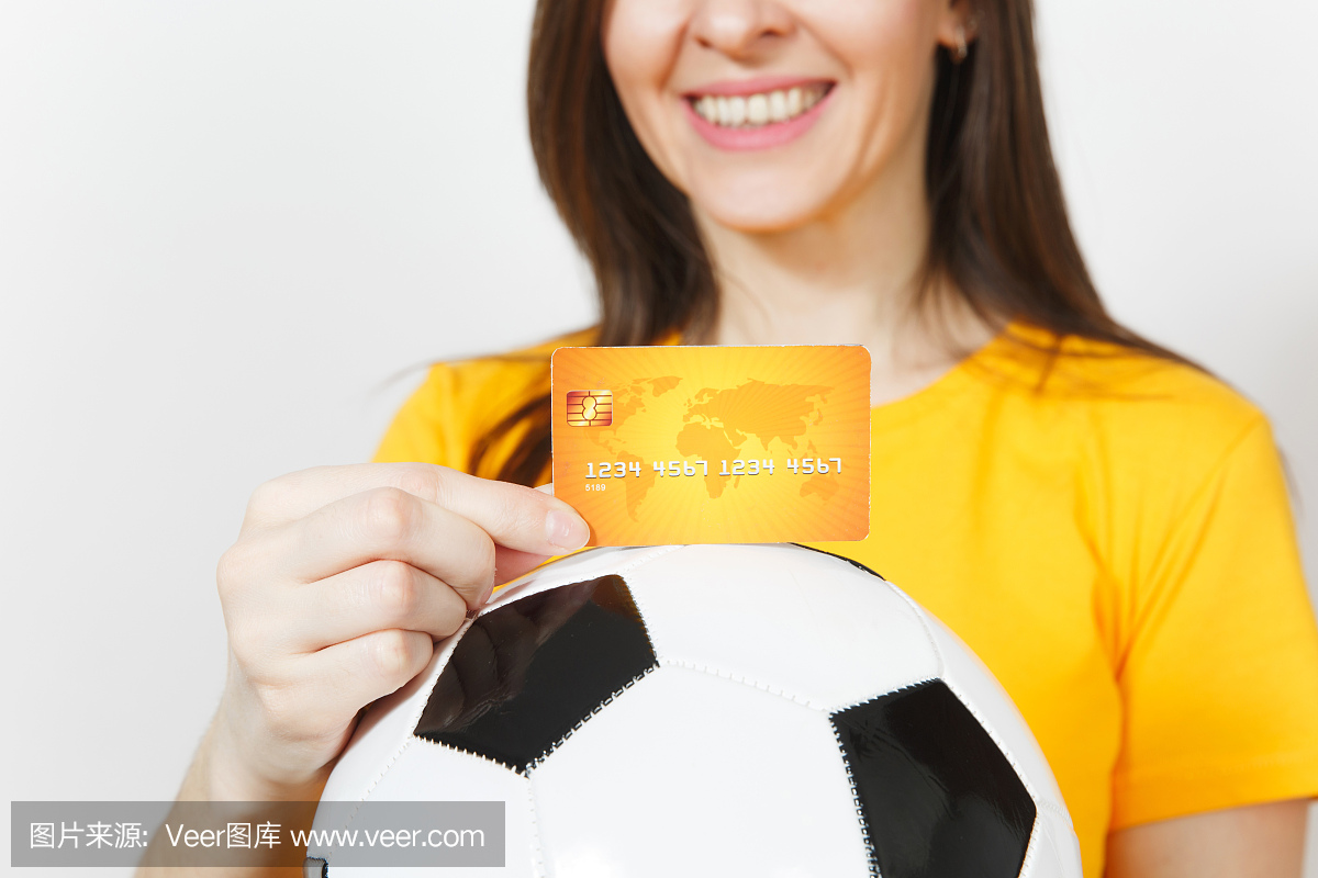 关闭了裁剪的欧洲少妇,足球迷或球员拿着信用